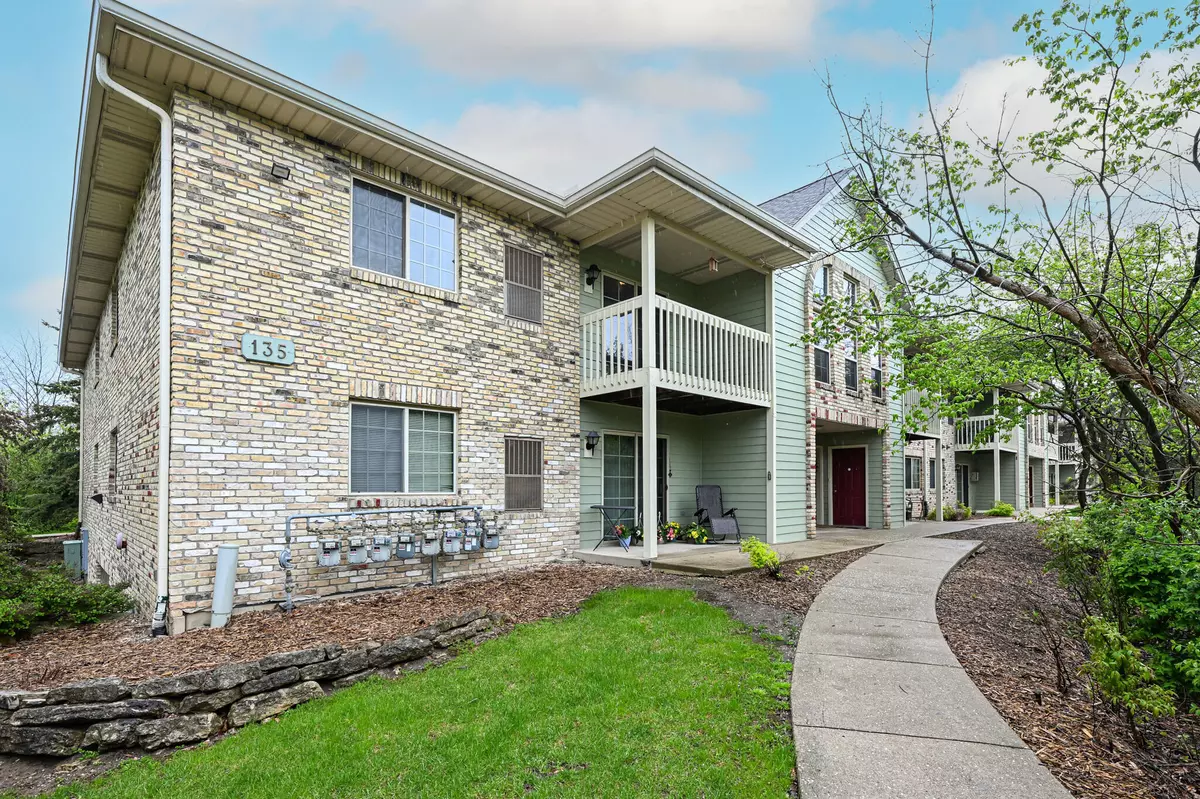 Oak Creek, WI 53154,135 W Oak Leaf Dr Unit 2