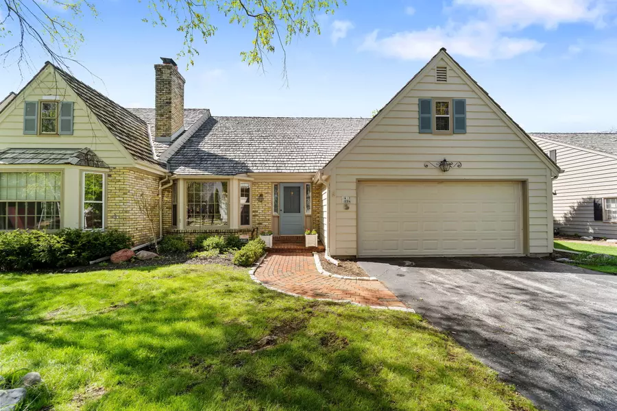 1417 W Westport Cir, Mequon, WI 53092