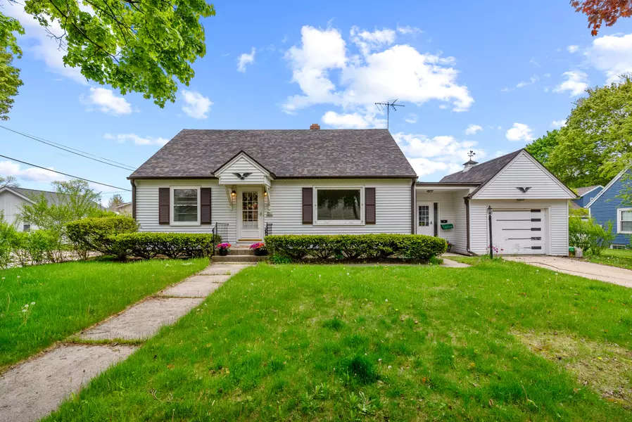 W67N806 Franklin Ave, Cedarburg, WI 53012