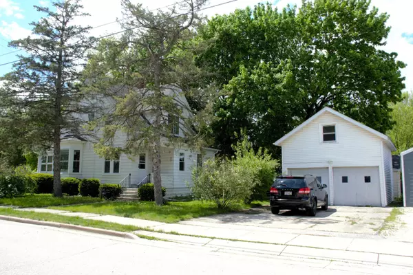 256 W Chestnut St, Burlington, WI 53105