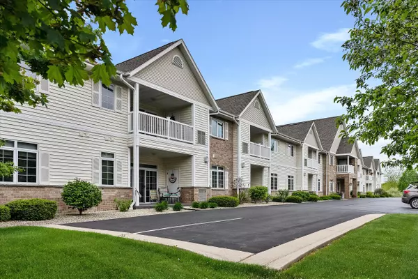 1275 Shadowood Cir Unit 101, West Bend, WI 53095