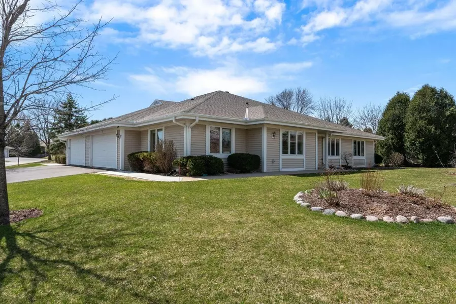 11027 N Mequon Square Dr, Mequon, WI 53092