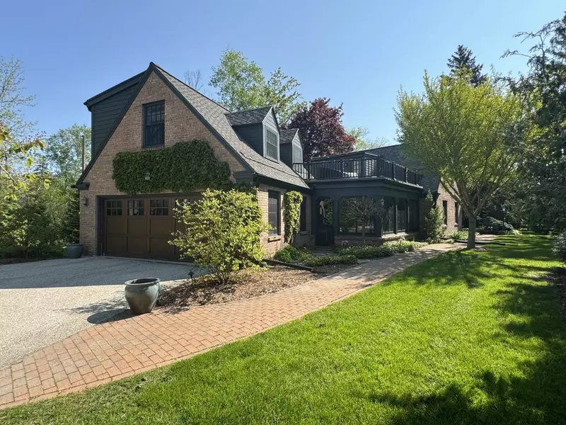 518 E Ravine Dr, Mequon, WI 53092