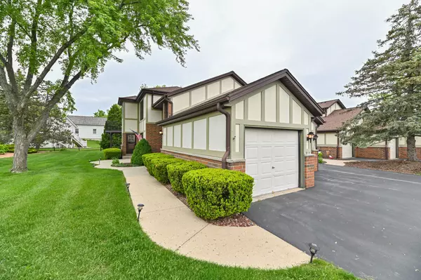 8100 S Forest Hills Cir, Franklin, WI 53132