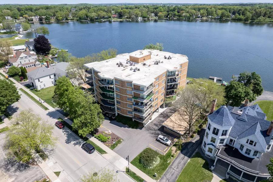 333 N Lake Rd Unit 301, Oconomowoc, WI 53066