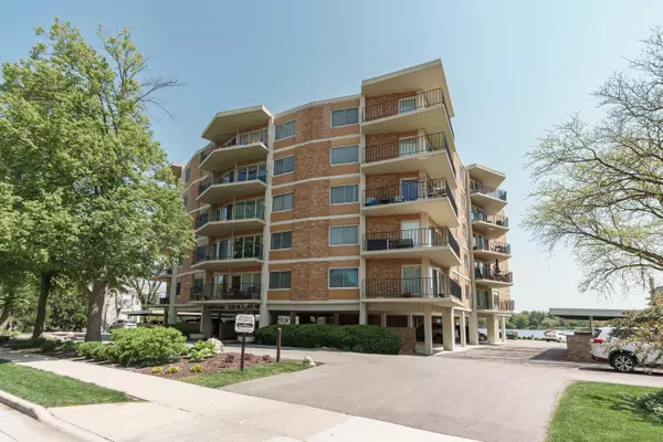 Oconomowoc, WI 53066,333 N Lake Rd Unit 301