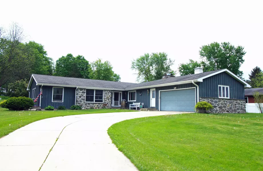 N9234 Donald Ln, Watertown, WI 53094