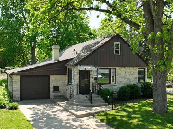 229 Lincoln Ave, Mukwonago, WI 53149