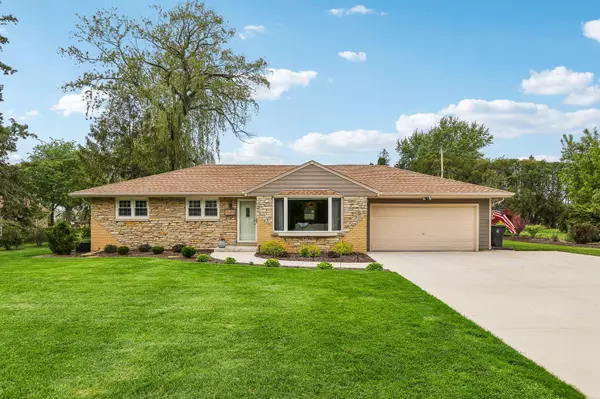 12232 N Ridge Trl, Hales Corners, WI 53130