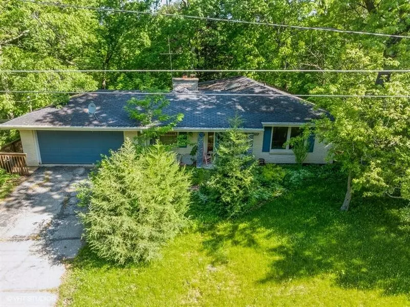 428 Hillcrest Dr, Fontana, WI 53125