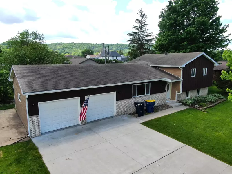 512 Nelson St, Coon Valley, WI 54623