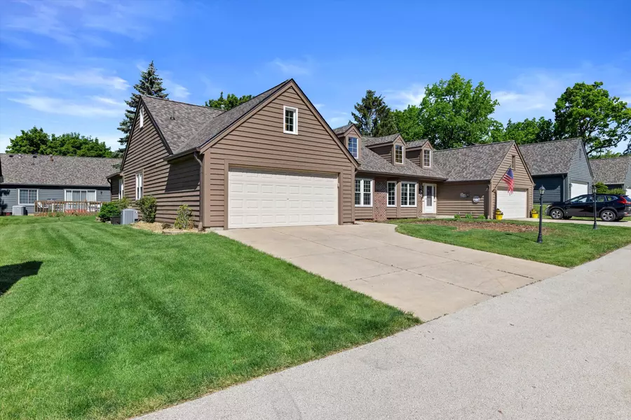 3713 S Bayberry Ln, Greenfield, WI 53228