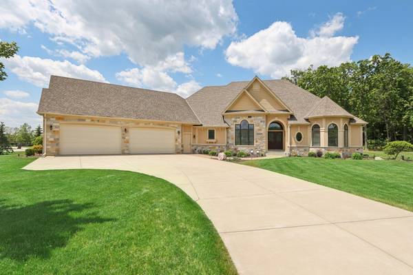 W329S8595 S Oak Tree Dr, Mukwonago, WI 53149