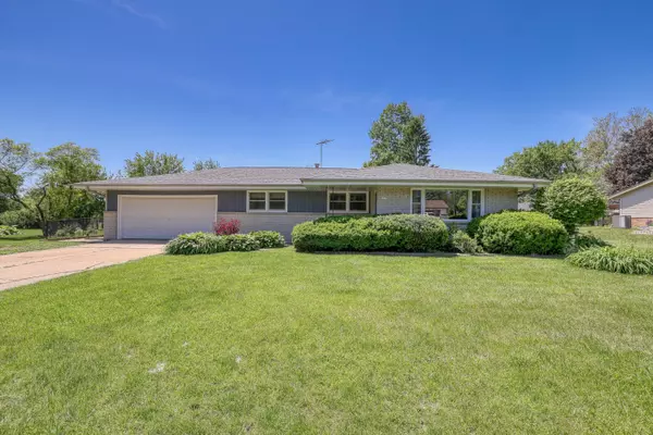 4525 S Harland Dr, New Berlin, WI 53151