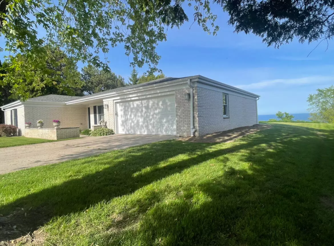 Mequon, WI 53092,12650 N Lake Shore Dr