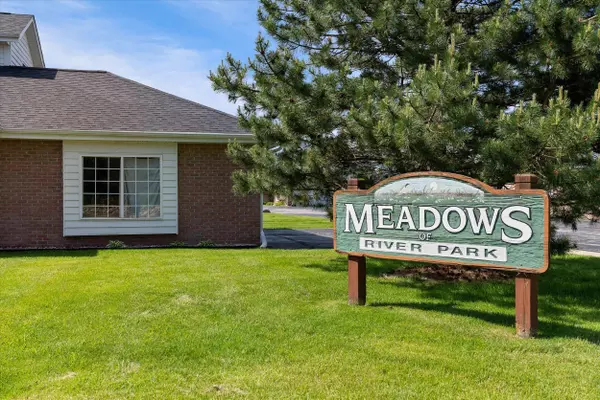 Pewaukee, WI 53072,N25W24117 River Park Dr Unit 8