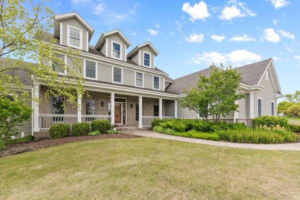 881 Bluestem Ct, Grafton, WI 53024