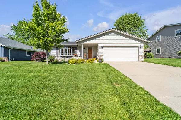 9765 S Veronica Dr, Oak Creek, WI 53154