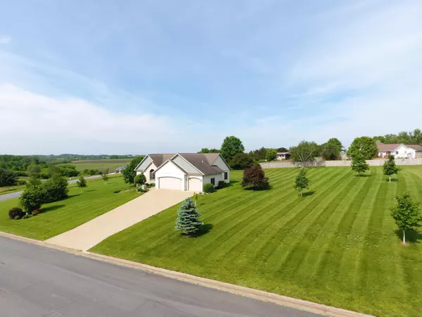 1118 Crossing Meadows Dr, Viroqua, WI 54665