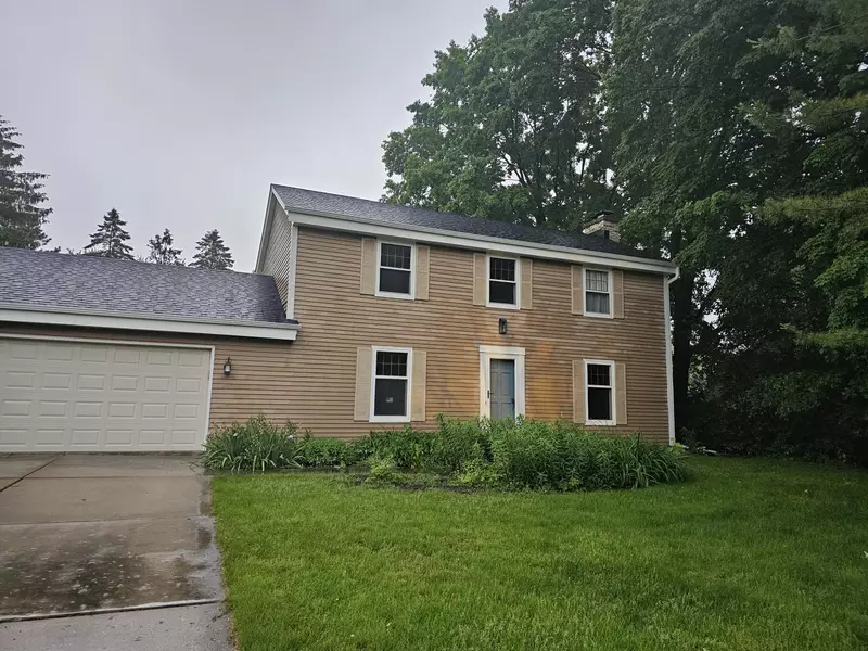 W220N2704 Maplewood Ln, Pewaukee, WI 53186