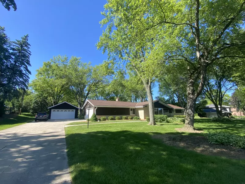 8156 W Hillview Dr, Mequon, WI 53097