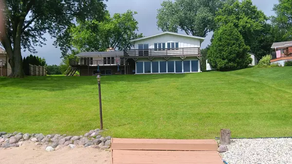 W356N5212 Lakeshore Dr, Oconomowoc, WI 53066