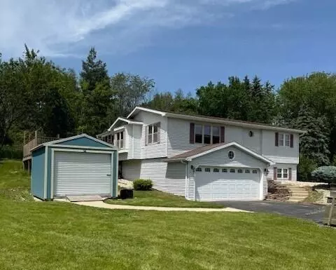 S80W23620 Parkview Dr, Vernon, WI 53103