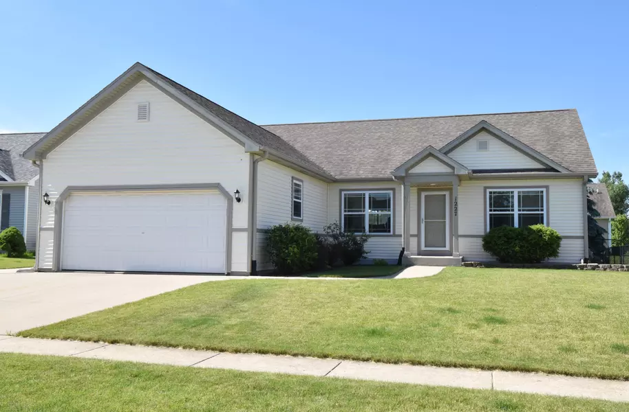 1227 E Pinecrest Ln, Elkhorn, WI 53121