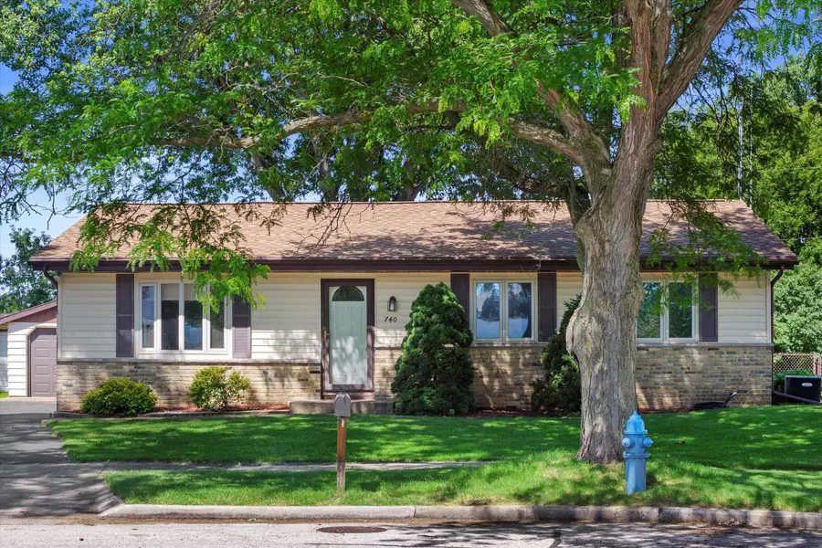 740 Larkspur Ct, Burlington, WI 53105