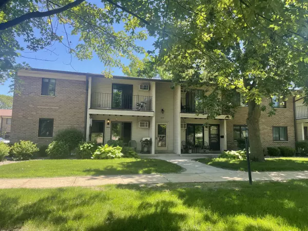 1684 S Carriage Ln Unit B, New Berlin, WI 53151