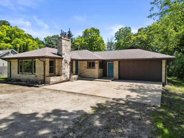 W297N3034 Oakwood Grove Rd, Delafield, WI 53072