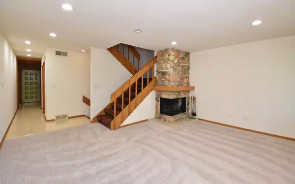 Wind Point, WI 53402,102 E Parkfield Ct Unit 102