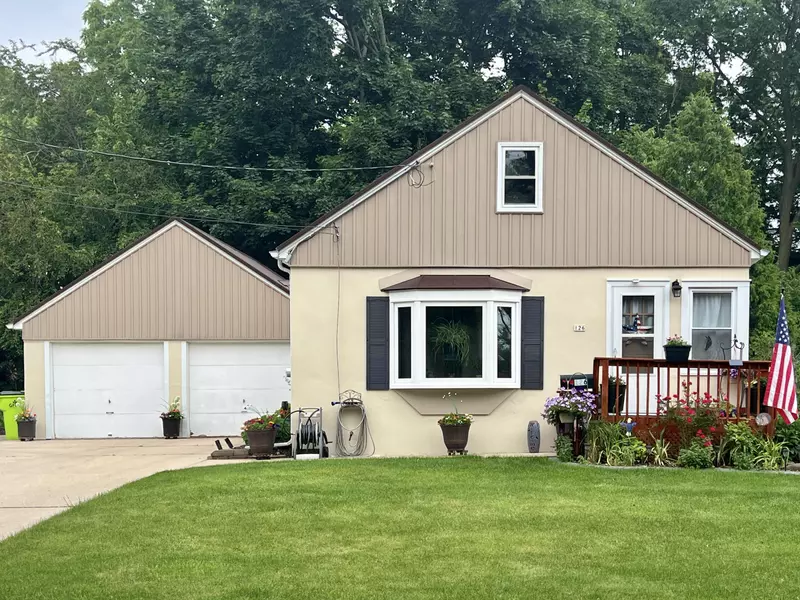 126 Highland Ave, Hartland, WI 53029