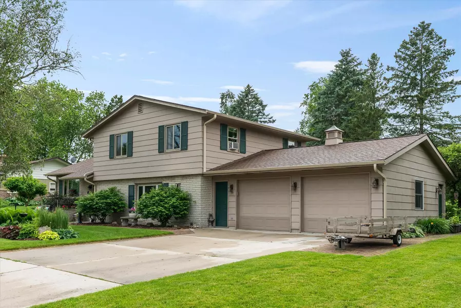 535 Meadow Ln, Sheboygan Falls, WI 53085