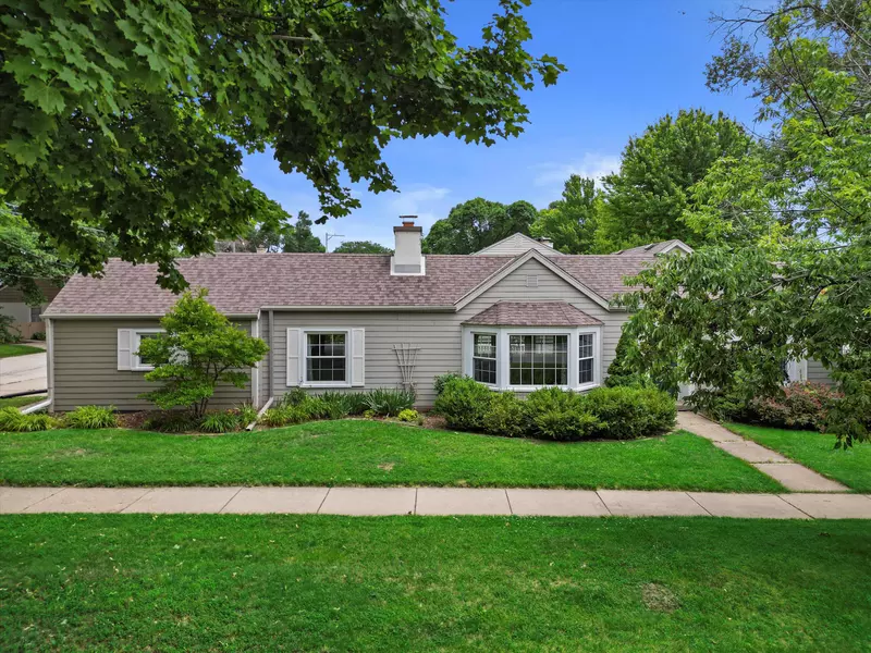 2002 N Swan Blvd, Wauwatosa, WI 53226