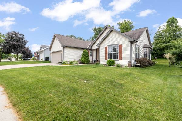 353 St Kilian Pkwy, Hartford, WI 53027