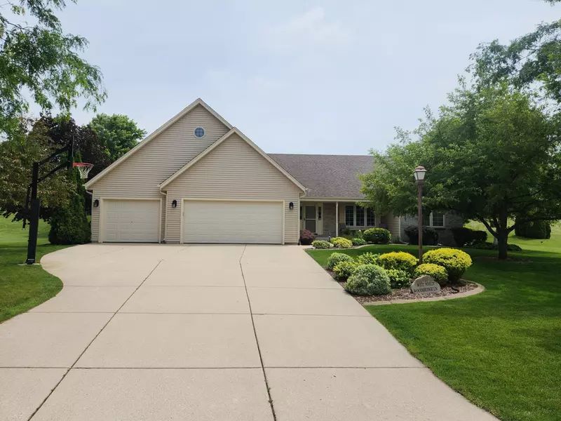 W172N10128 Woodbridge Ln, Germantown, WI 53022