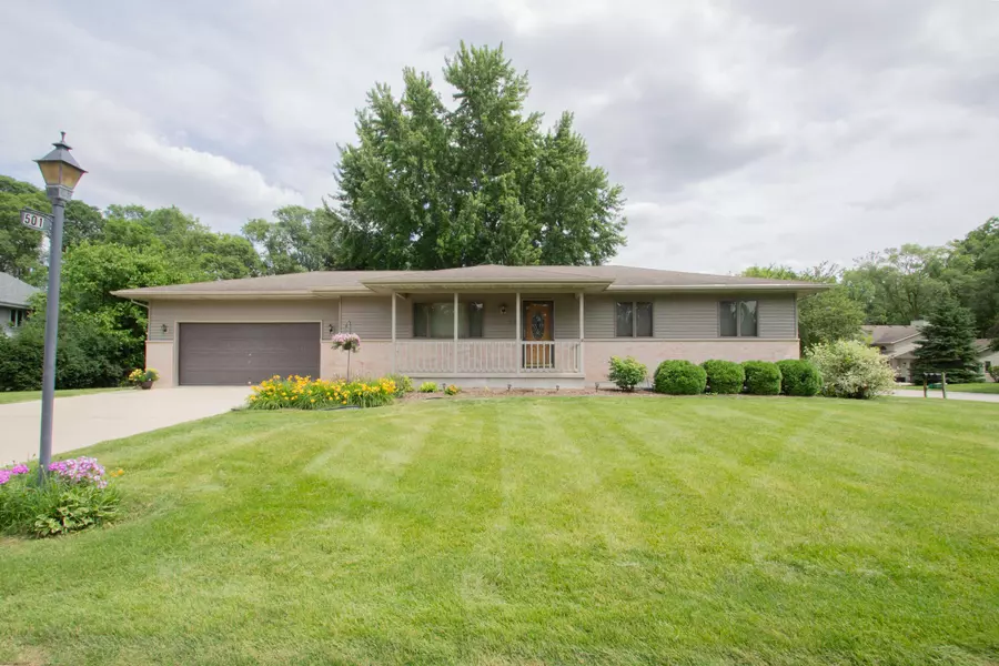 501 Sweetbriar Ln, Watertown, WI 53098