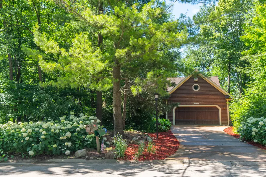 N31W23545 Woodstream Ct, Pewaukee, WI 53072