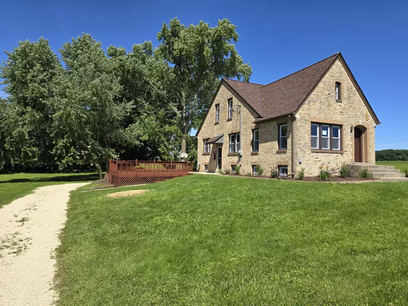 4513 Country Aire Dr, Jackson, WI 53012