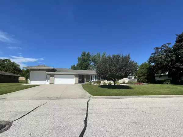 212 S Lincoln Dr, Howards Grove, WI 53083