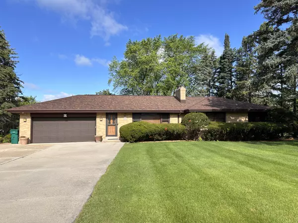 W145N5051 Stone Dr, Menomonee Falls, WI 53051