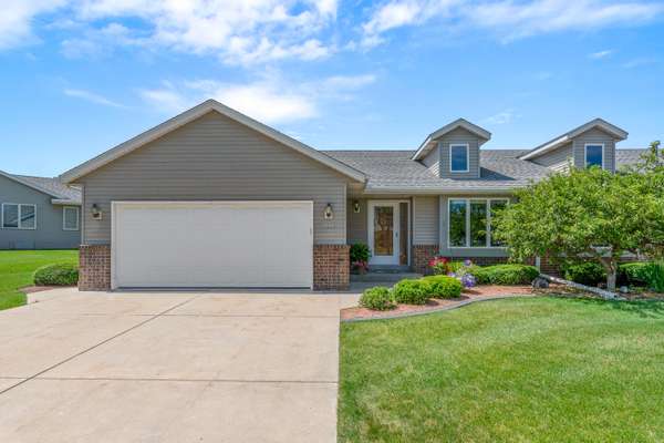 1671 Nature Trl, Hartford, WI 53027