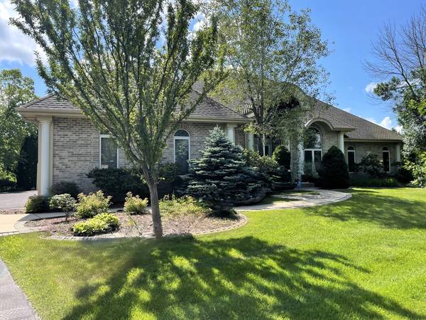 W213N5230 Golfview Dr, Menomonee Falls, WI 53051