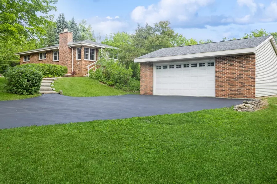 S85W30990 Stonegate Dr, Mukwonago, WI 53149