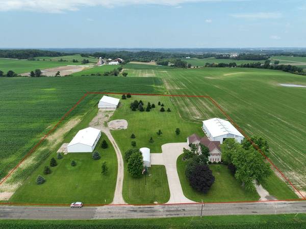 2721 Powder Hill Rd, Hartford, WI 53086