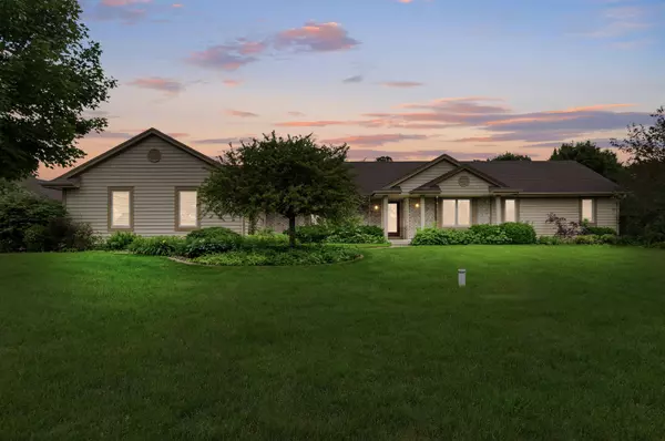 3370 Moraine Valley Dr,  Slinger,  WI 53086