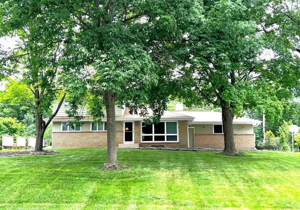 3290 Arroyo Rd, Brookfield, WI 53045