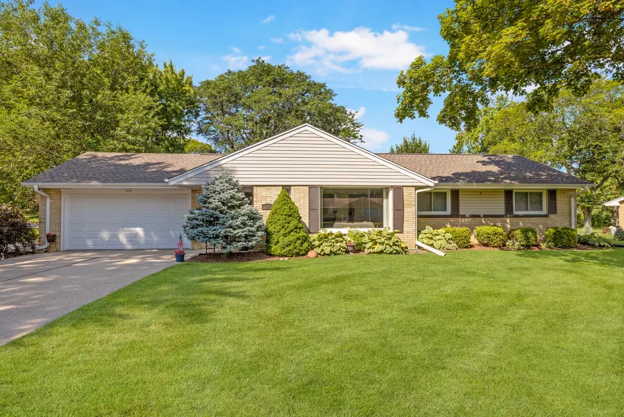 3665 Hollywood Ln, Brookfield, WI 53045