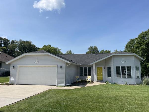 1372 Ridgewood Dr, Winona, MN 55987